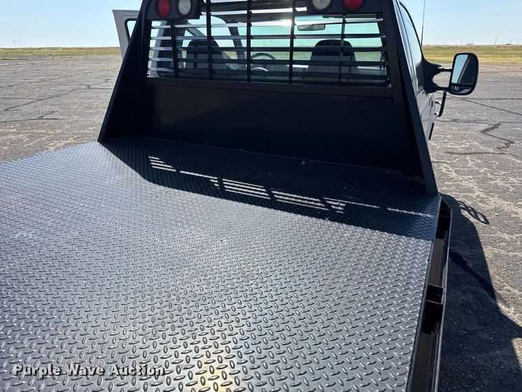 image for item DZ8914 2002 Ford F550 flatbed truck