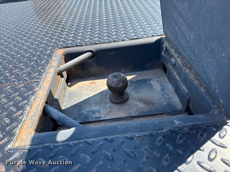 image for item DZ8914 2002 Ford F550 flatbed truck