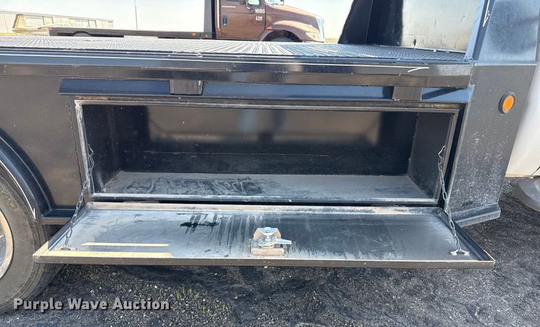 image for item DZ8914 2002 Ford F550 flatbed truck