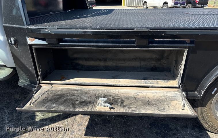 image for item DZ8914 2002 Ford F550 flatbed truck
