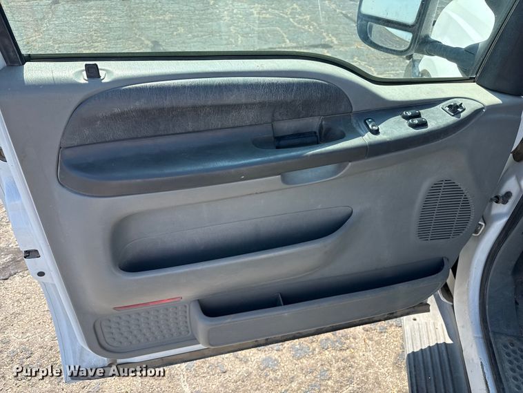 image for item DZ8914 2002 Ford F550 flatbed truck