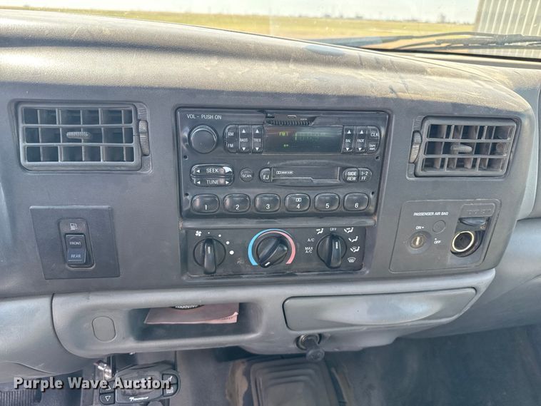 image for item DZ8914 2002 Ford F550 flatbed truck