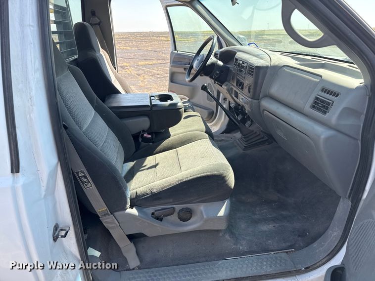 image for item DZ8914 2002 Ford F550 flatbed truck