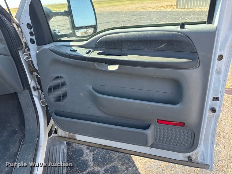 image for item DZ8914 2002 Ford F550 flatbed truck