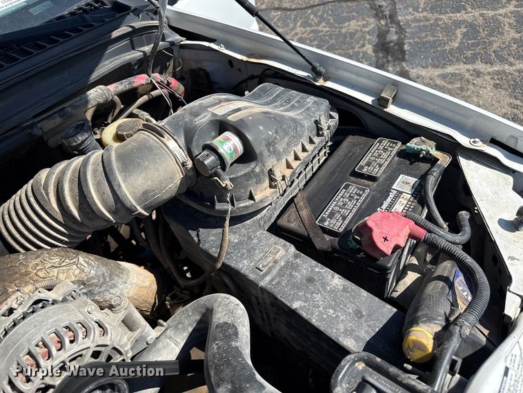 image for item DZ8914 2002 Ford F550 flatbed truck