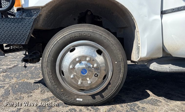 image for item DZ8914 2002 Ford F550 flatbed truck