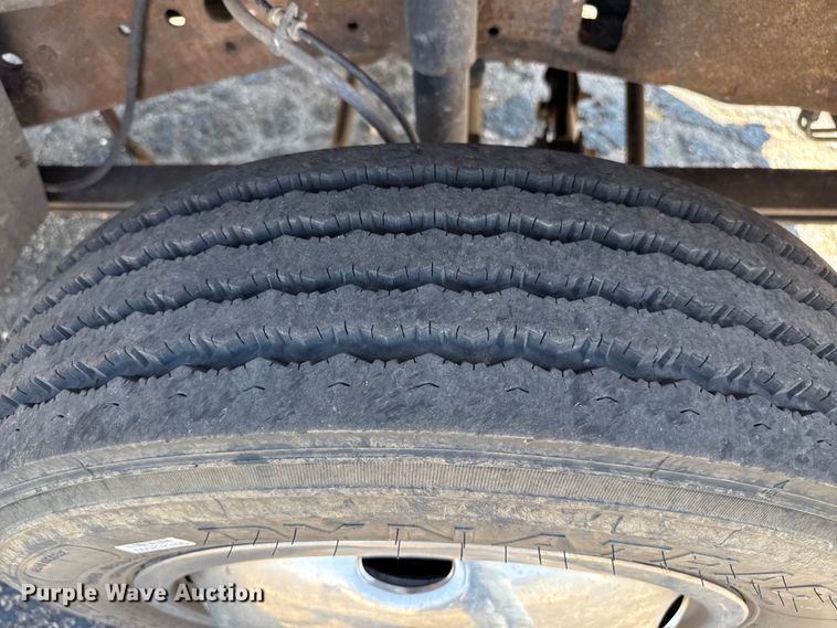 image for item DZ8914 2002 Ford F550 flatbed truck