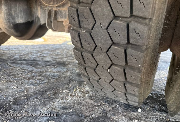 image for item DZ8914 2002 Ford F550 flatbed truck