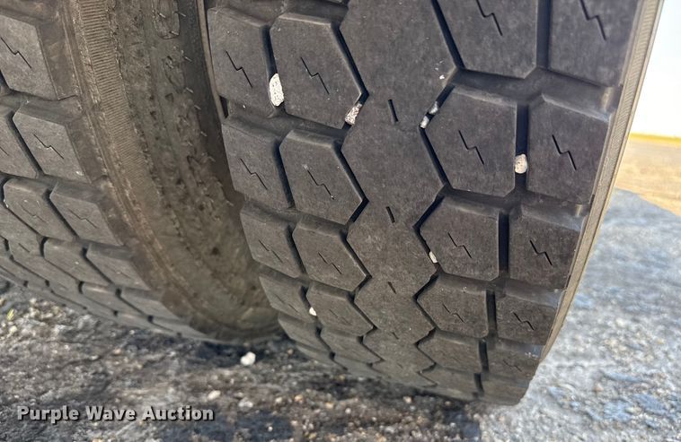 image for item DZ8914 2002 Ford F550 flatbed truck