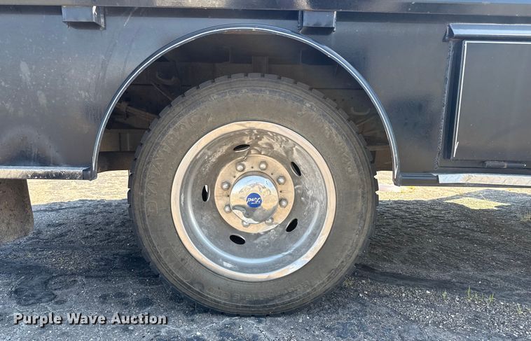 image for item DZ8914 2002 Ford F550 flatbed truck