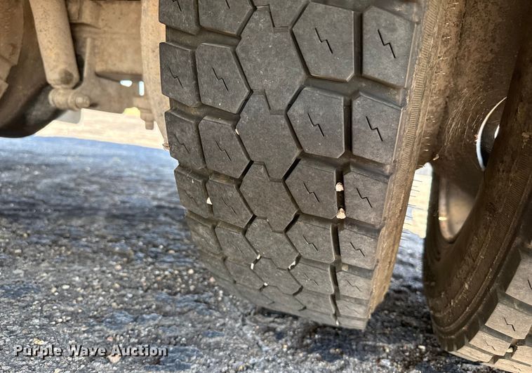 image for item DZ8914 2002 Ford F550 flatbed truck