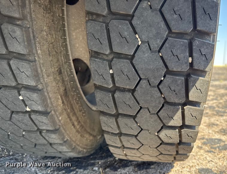 image for item DZ8914 2002 Ford F550 flatbed truck