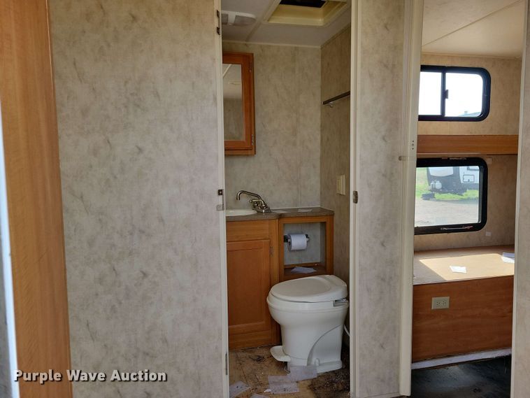 image for item EA2438 2008 Kodiak camper