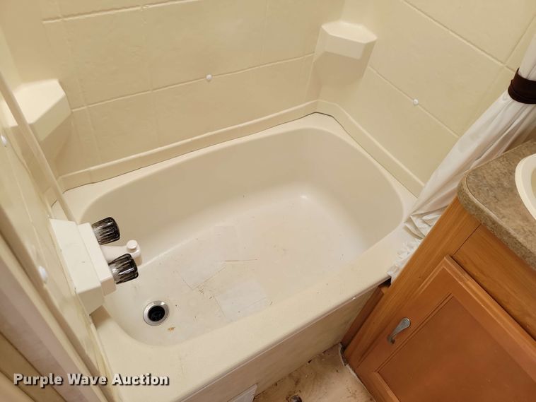 image for item EA2438 2008 Kodiak camper