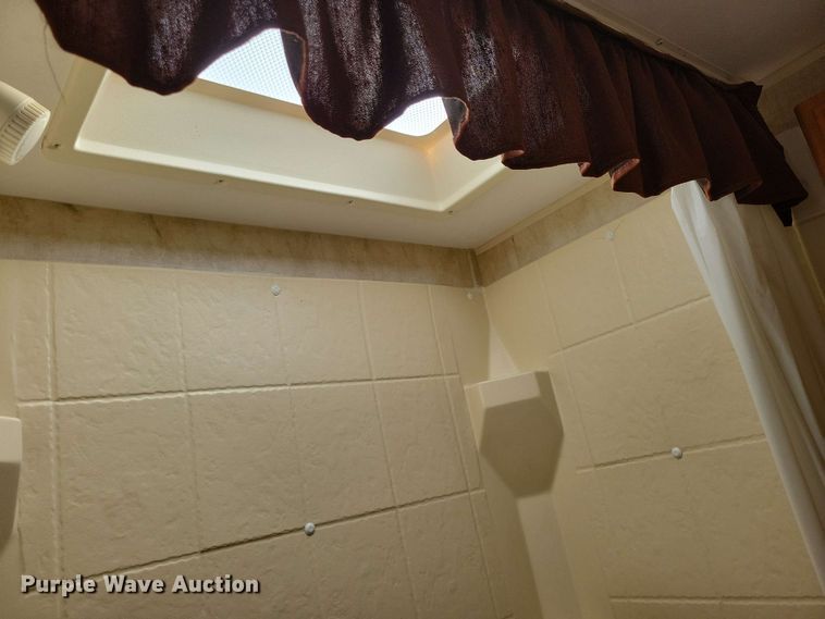 image for item EA2438 2008 Kodiak camper