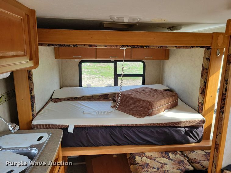 image for item EA2438 2008 Kodiak camper