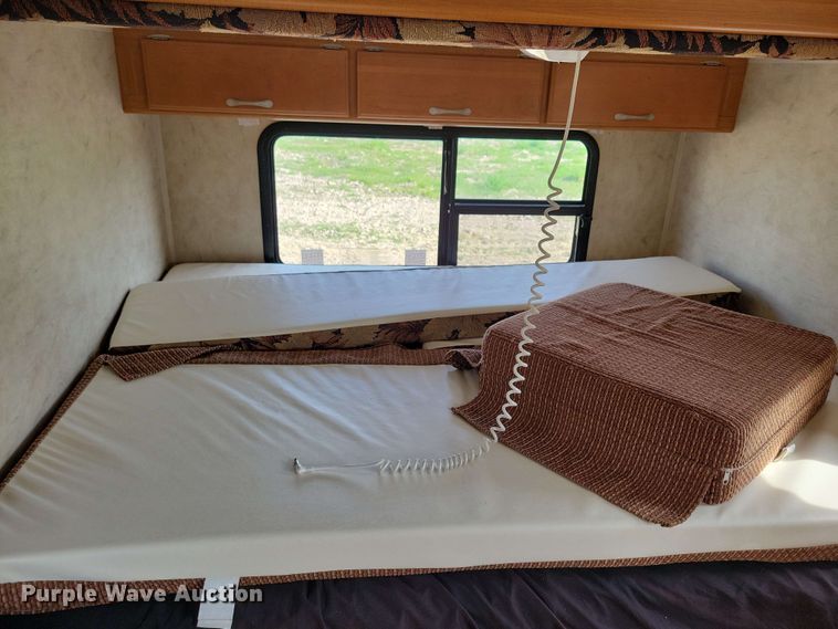 image for item EA2438 2008 Kodiak camper