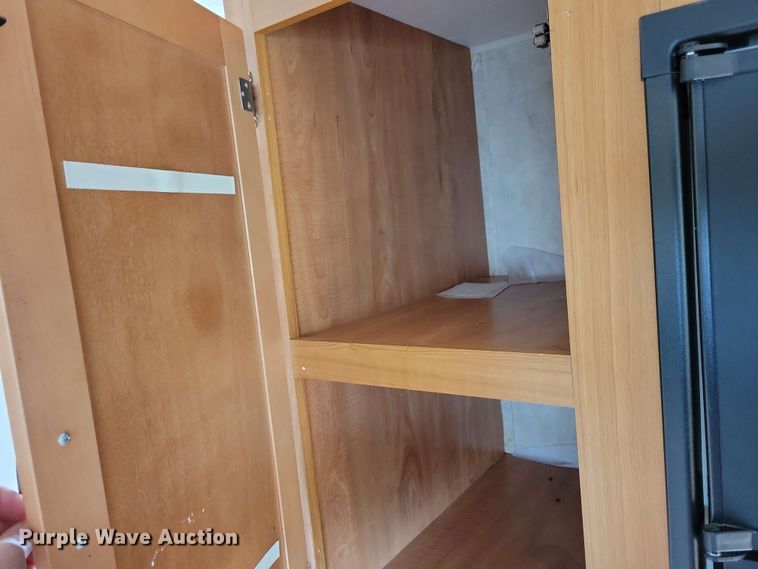 image for item EA2438 2008 Kodiak camper