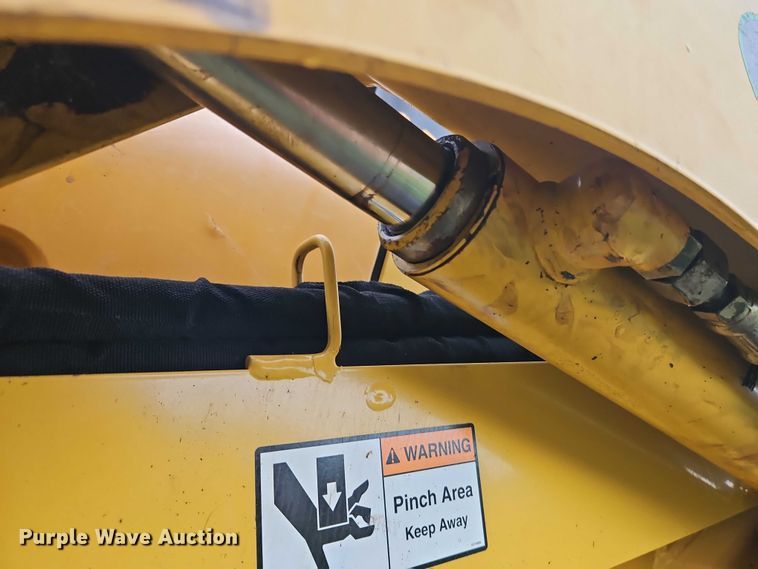 image for item EB8235 1999 John Deere 270 skid steer loader