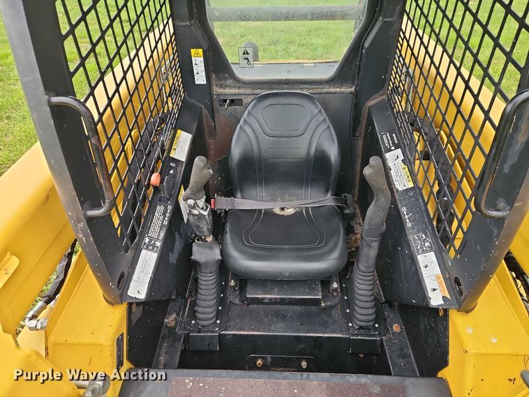 image for item EB8235 1999 John Deere 270 skid steer loader
