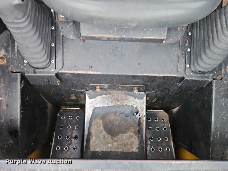 image for item EB8235 1999 John Deere 270 skid steer loader