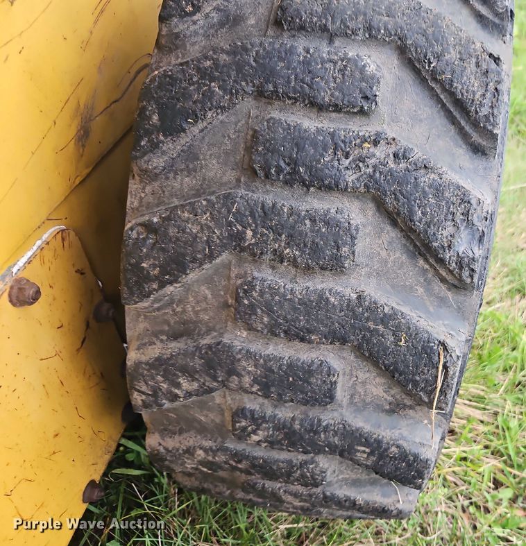 image for item EB8235 1999 John Deere 270 skid steer loader