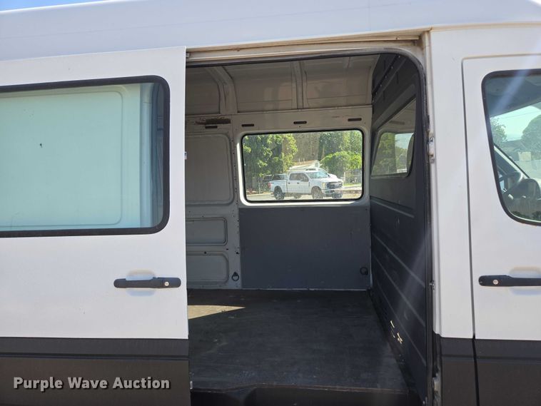 image for item EC1114 2003 Mercedes-Benz Sprinter 2500 van