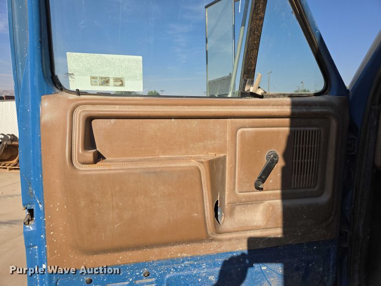 image for item EC1117 1994 Ford F600 dump truck