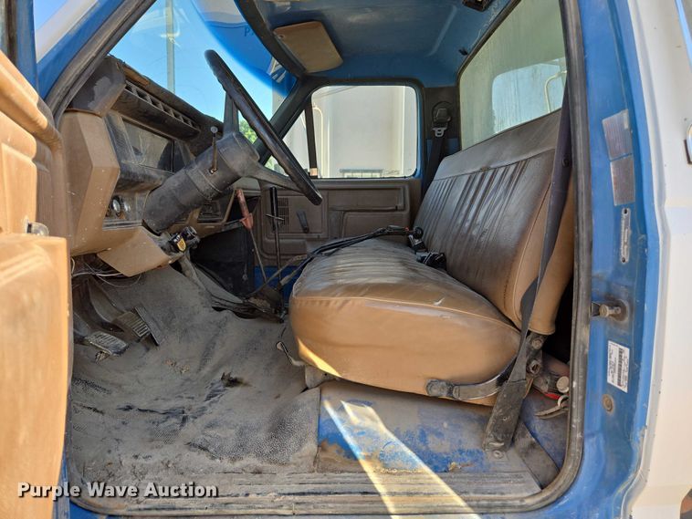 image for item EC1117 1994 Ford F600 dump truck