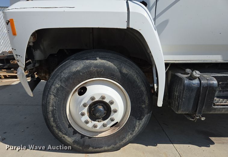 image for item EC1117 1994 Ford F600 dump truck