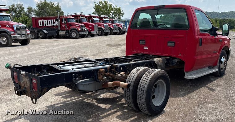 image for item EC4388 2000 Ford F350 Super Duty XLT pickup truck cab and chassis