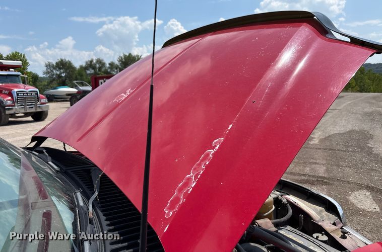 image for item EC4388 2000 Ford F350 Super Duty XLT pickup truck cab and chassis