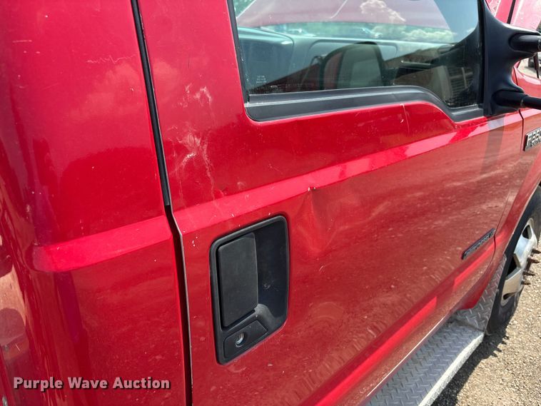 image for item EC4388 2000 Ford F350 Super Duty XLT pickup truck cab and chassis