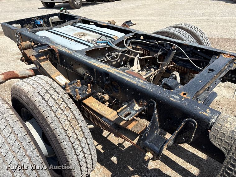 image for item EC4388 2000 Ford F350 Super Duty XLT pickup truck cab and chassis