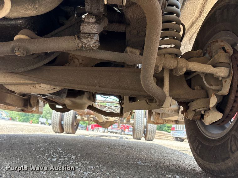 image for item EC4388 2000 Ford F350 Super Duty XLT pickup truck cab and chassis