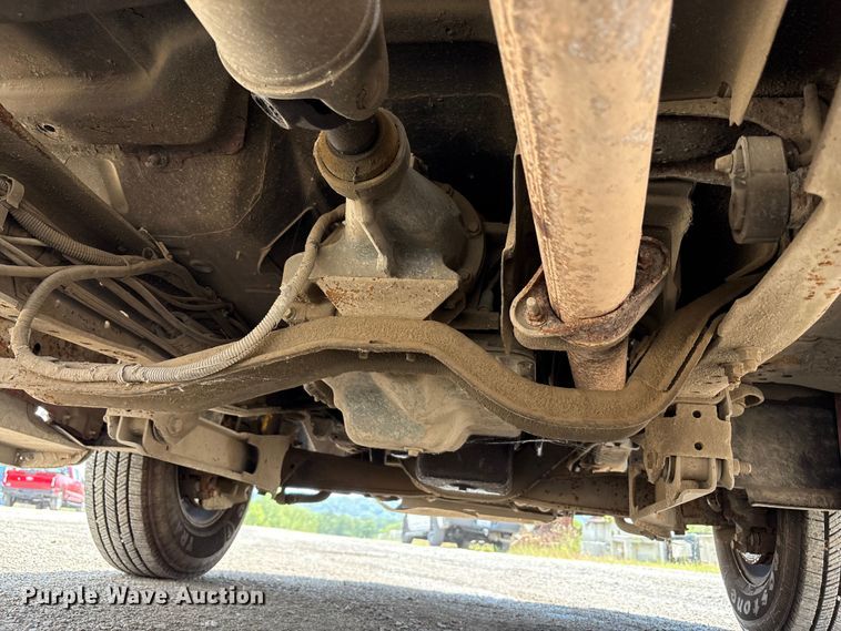 image for item EC4388 2000 Ford F350 Super Duty XLT pickup truck cab and chassis