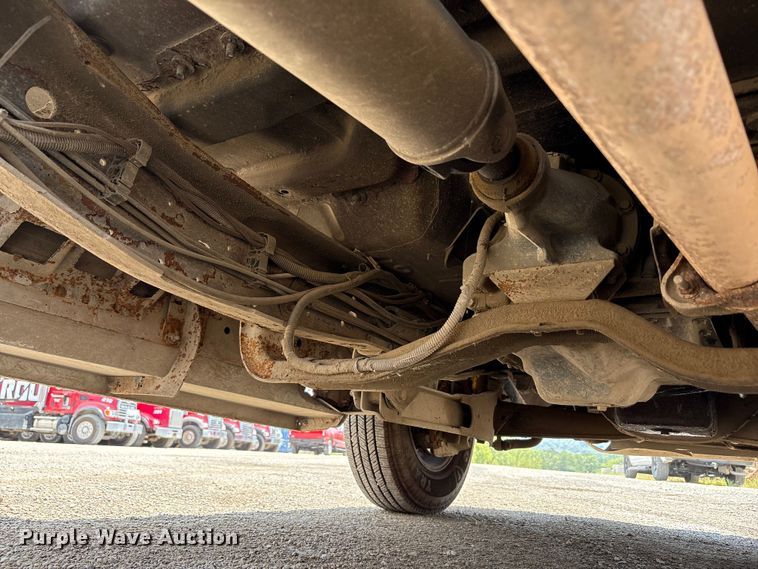 image for item EC4388 2000 Ford F350 Super Duty XLT pickup truck cab and chassis