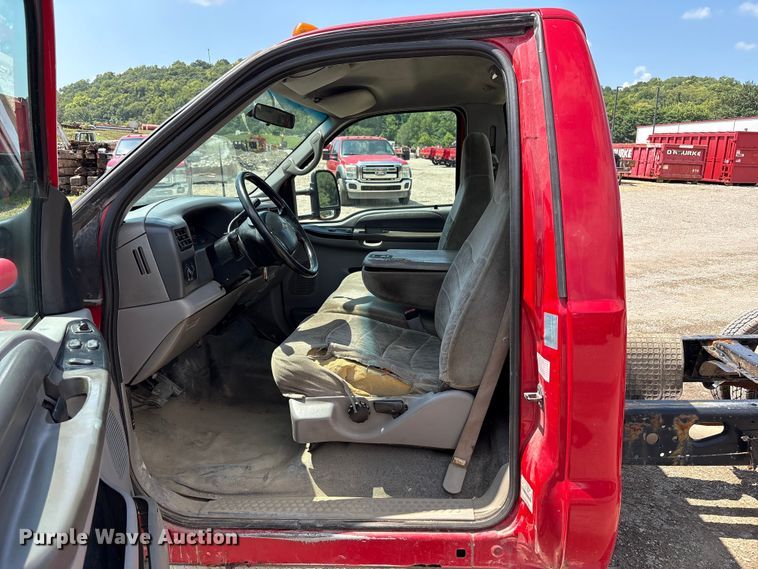 image for item EC4388 2000 Ford F350 Super Duty XLT pickup truck cab and chassis