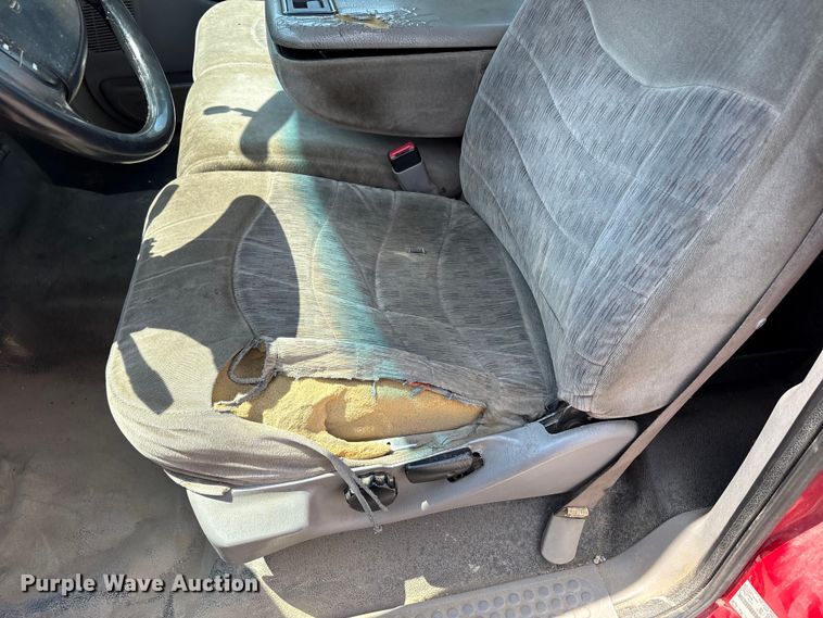 image for item EC4388 2000 Ford F350 Super Duty XLT pickup truck cab and chassis