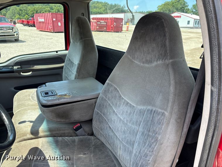 image for item EC4388 2000 Ford F350 Super Duty XLT pickup truck cab and chassis