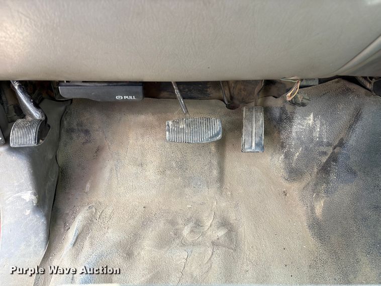 image for item EC4388 2000 Ford F350 Super Duty XLT pickup truck cab and chassis