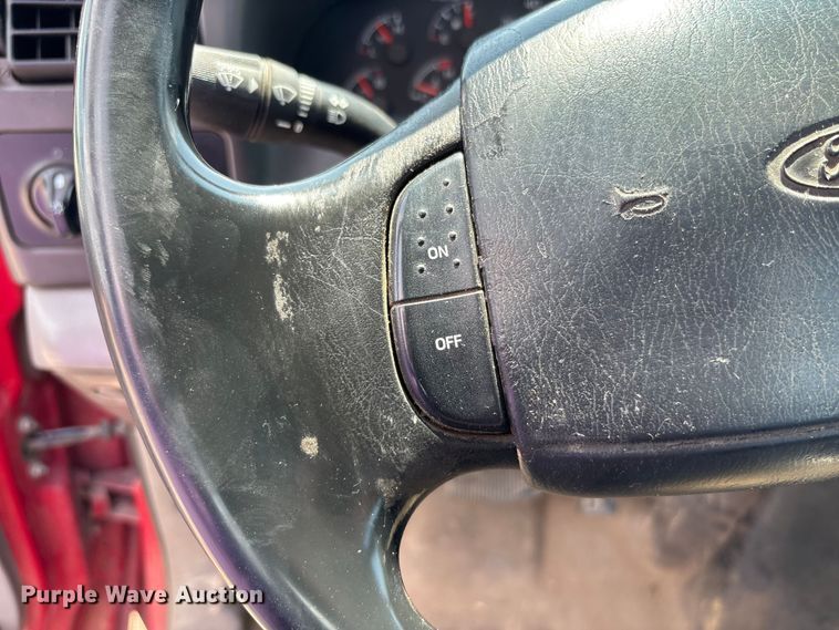 image for item EC4388 2000 Ford F350 Super Duty XLT pickup truck cab and chassis