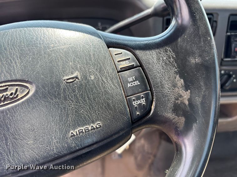 image for item EC4388 2000 Ford F350 Super Duty XLT pickup truck cab and chassis