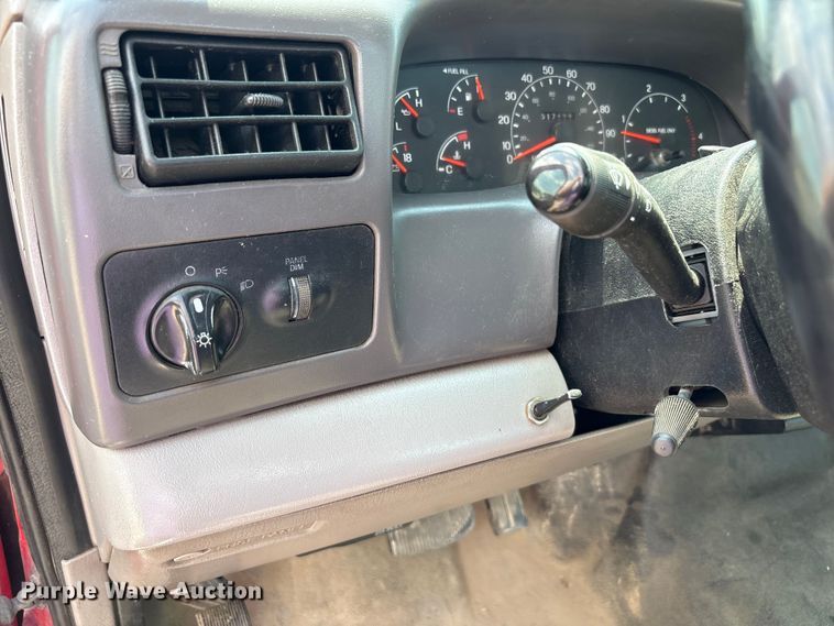 image for item EC4388 2000 Ford F350 Super Duty XLT pickup truck cab and chassis