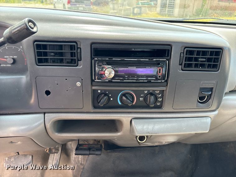 image for item EC4388 2000 Ford F350 Super Duty XLT pickup truck cab and chassis