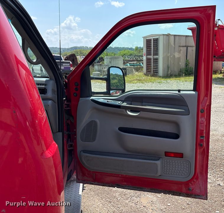 image for item EC4388 2000 Ford F350 Super Duty XLT pickup truck cab and chassis