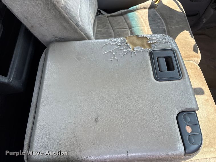 image for item EC4388 2000 Ford F350 Super Duty XLT pickup truck cab and chassis