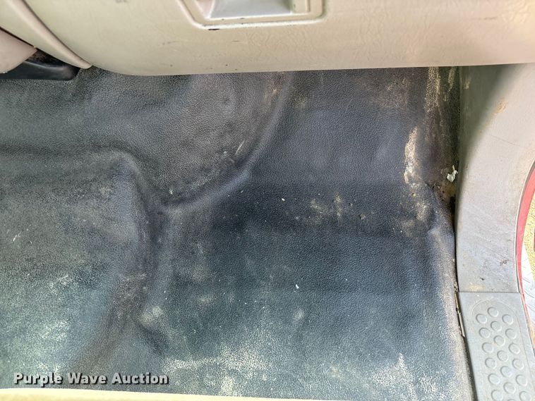 image for item EC4388 2000 Ford F350 Super Duty XLT pickup truck cab and chassis