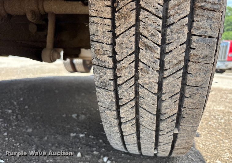 image for item EC4388 2000 Ford F350 Super Duty XLT pickup truck cab and chassis