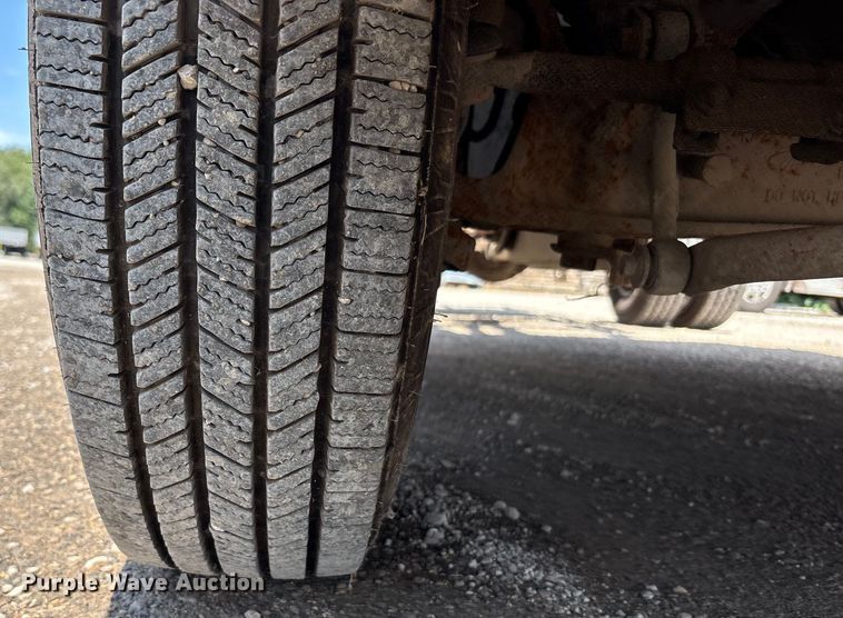 image for item EC4388 2000 Ford F350 Super Duty XLT pickup truck cab and chassis